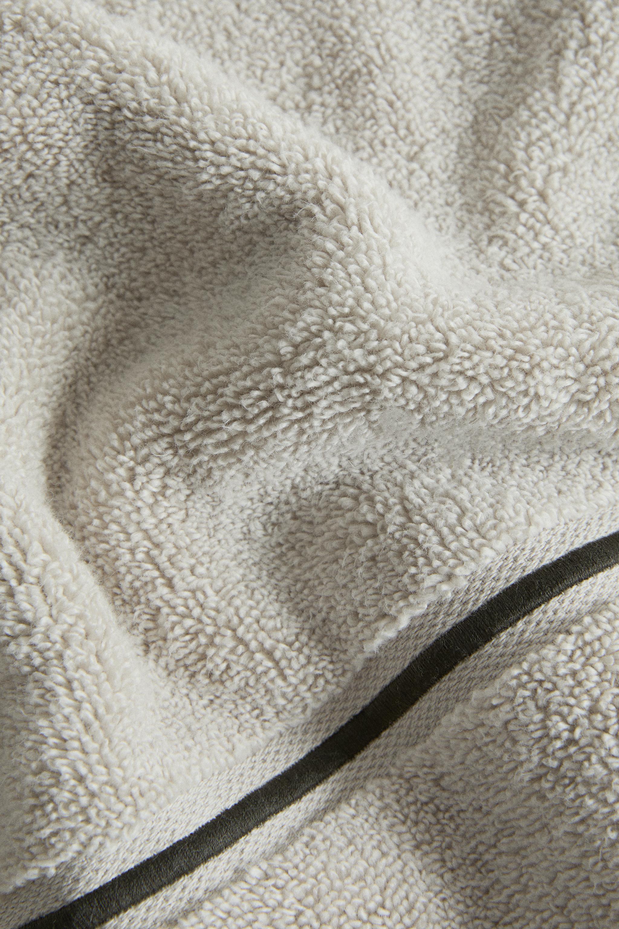 BATH TOWEL WITH EMBROIDERED SCALLOPED EDGE